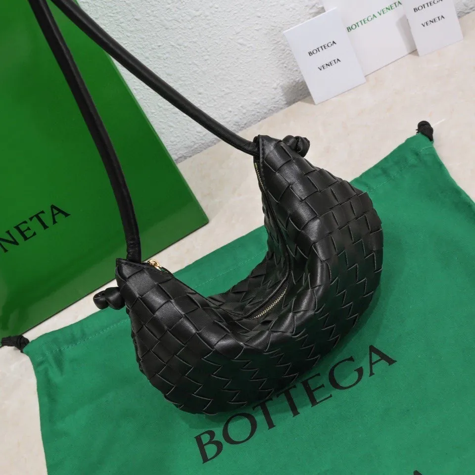 Batch 1220 BV has released new products. The small size TURN #recommended new hot style is still the classic woven logo that we can recognize at a glance. It is really a unique style that is familiar and unfamiliar! Made of sheepskin braiding, with beautiful gold beads on the shoulder straps for free adjustment. You can switch between the shoulder bag and the handbag at will. It has a concave and convex shape anytime and anywhere. It is a practical king with a unique personality. It also has the right color combination that can be sweet or salty. It is full of style. It is a beautiful summer catwalk style. Pull it out quickly. Small size: 29*3*19. Model: 6699-2#